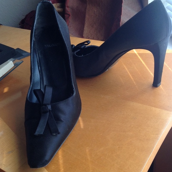 Vera Wang Black Heels with Bow Accent - Picture 3 of 4